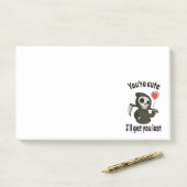 Niedlicher grimmiger Sensenmann mit romantischem H Post-it Klebezettel (Auf Schreibtisch)