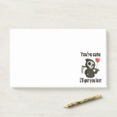 Niedlicher grimmiger Sensenmann mit romantischem H Post-it Klebezettel (Auf Schreibtisch)