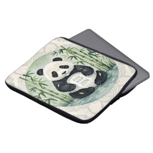 Niedlicher großer Chubby-Panda in einer Lotus-Pose Laptopschutzhülle
