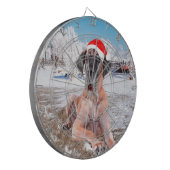 Niedlicher Großer Däne Hund sitzend im Schneehuhhu Dartscheibe (Vorderseite Links)