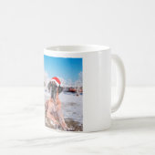 Niedlicher Großer Däne Hund sitzend im Schneehuhhu Kaffeetasse (VorderseiteRechts)