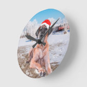 Niedlicher Großer Däne Hund sitzend im Schneehuhhu Runde Wanduhr (Winkel)