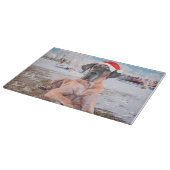 Niedlicher Großer Däne Hund sitzend im Schneehuhhu Schneidebrett (Ecke)