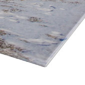 Niedlicher Großer Däne Hund sitzend im Schneehuhhu Schneidebrett (Ecke)