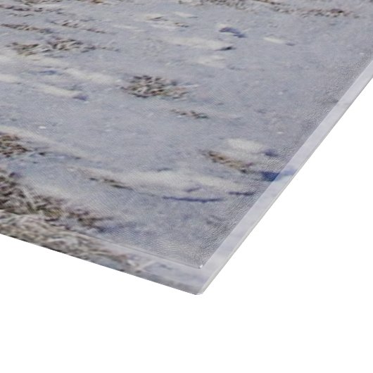 Niedlicher Großer Däne Hund sitzend im Schneehuhhu Schneidebrett (Ecke)