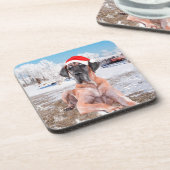 Niedlicher Großer Däne Hund sitzend im Schneehuhhu Untersetzer (Linke Seite)