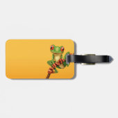 Niedlicher grüner Baum-Frosch auf einer Gepäckanhänger (Rückseite horizontal)