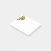 Niedlicher grüner Baum-Frosch auf einer Post-it Klebezettel (angewinkelt)