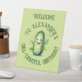 Niedlicher Grüner Cartoon Pickle Geburtstag Sockelschild (In SItu)