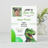 Niedlicher grüner Cartoon Trex Foto Geburtstag Einladung (Stehend Vorderseite)
