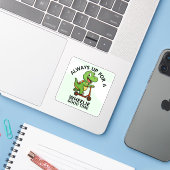 Niedlicher grüner Dinosaurier Aufkleber (Laptop mit iPhone)