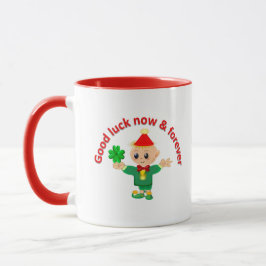 Niedlicher grüner Elf, der ein Kleeblatt hält Tasse