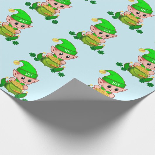 Niedlicher grüner Elf mit einem Goldtopf auf hellb Geschenkpapier (Ecke)