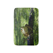 Niedlicher grüner Frosch schlägt eine Pose auf dem Badematte (Vorderseite Vertikal)