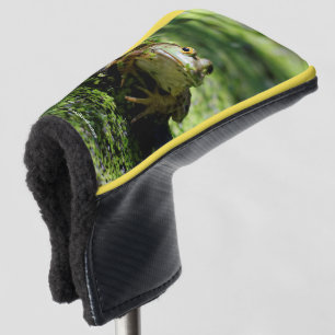 Niedlicher grüner Frosch schlägt eine Pose auf dem Golf Headcover