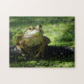 Niedlicher grüner Frosch schlägt eine Pose auf dem Puzzle (Horizontal)