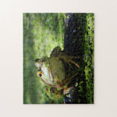 Niedlicher grüner Frosch schlägt eine Pose auf dem Puzzle (Vertikal)