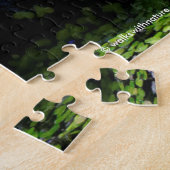 Niedlicher grüner Frosch schlägt eine Pose auf dem Puzzle (Seite)