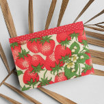 Niedlicher grüner Polka Dots Erdbeeren Früchte Postkarte<br><div class="desc">Ein Vintager,  rot-grüner,  niedlicher Polka-Punkte und Erdbeeren Obstblüten. Ein fruchtiges Erdbeerblumenmuster auf weißem Hintergrund. Die perfekte Geschenkidee für sie.</div>
