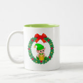 Niedlicher grüner Weihnachtself und Weihnachtskran Zweifarbige Tasse (Links)