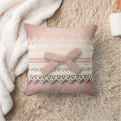 niedlicher gürteliger weißer Spitzen staubiger Ros Kissen (Decke)