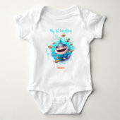 Niedlicher Hai Sommerurlaub Personalisierter Junge Baby Strampler (Vorderseite)