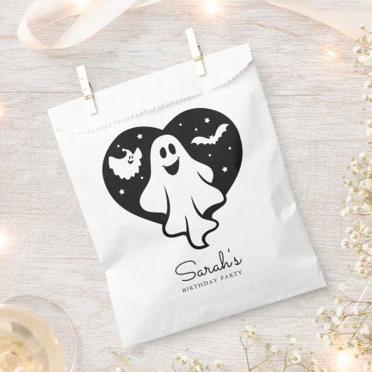 Niedlicher Halloween-Geist mit Herz und Gesicht Geschenktütchen (Ausgeschnitten)