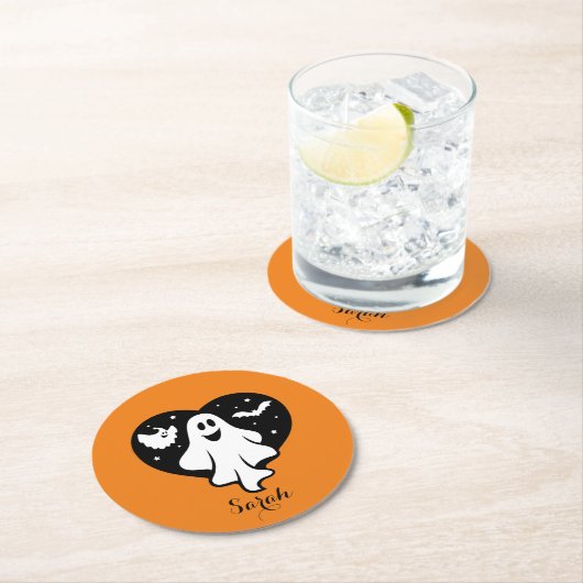 Niedlicher Halloween-Geist mit Herz und Gesicht Runder Pappuntersetzer (Vor Ort)