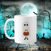 Niedlicher Halloween-Geist mit Pumpkin-Trick oder Kaffeetasse