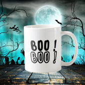 Niedlicher Halloween-Geist mit Pumpkin-Trick oder  Kaffeetasse