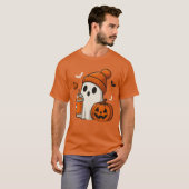 Niedlicher Halloween-Geist mit Pumpkin und Drink T-Shirt (Vorne ganz)