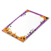 Niedlicher Halloween Pumpkin Lila Polka Dot Notizblock (angewinkelt)