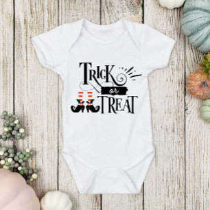 Niedlicher Halloween-Trick oder Pflege eines Babyk Baby Strampler