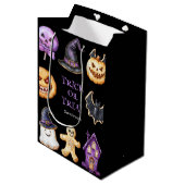 Niedlicher Halloween-Trick oder Treat-Geschenktasc Mittlere Geschenktüte (Vorderseite Schrägansicht)