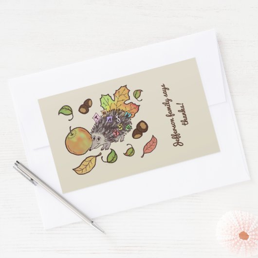 Niedlicher handgezogener Igel im Herbst mit Blätte Rechteckiger Aufkleber (Umschlag)