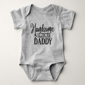 Niedlicher Handsome wie Daddy Typografy Boy Baby Strampler (Vorderseite)