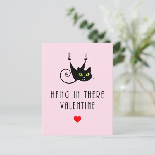Niedlicher Hang in dorthin Valentine mit schwarzer Postkarte (Stehend Vorderseite)