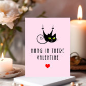 Niedlicher Hang in dorthin Valentine mit schwarzer Postkarte