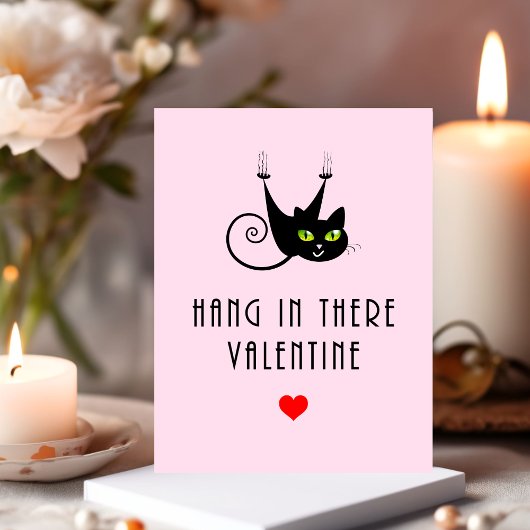 Niedlicher Hang in dorthin Valentine mit schwarzer Postkarte