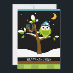 Niedlicher Hanukkah-Schneebaum und Menorah Feiertagskarte<br><div class="desc">Niedliche Hanukkah Owl & Menorah in einem Schneebaum. Dieses Niedliche Hanukkah Owl & Menorah in einem Schneebaum macht total Spaß! Der farbenfrohe Cartoon-Stil wird Freunde und Familie aller Altersgruppen begeistern. Es ist so konzipiert, dass jeder in dieser Ferienzeit lächeln kann. Alle Texte, einschließlich der guten Wünsche auf der Rückseite, können...</div>