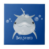 Niedlicher Happy-Kawaii-Delphin-Cartoon Fliese (Vorderseite)