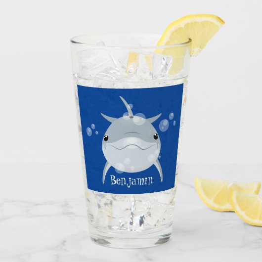 Niedlicher Happy-Kawaii-Delphin-Cartoon Glas (Rückseite Ice)