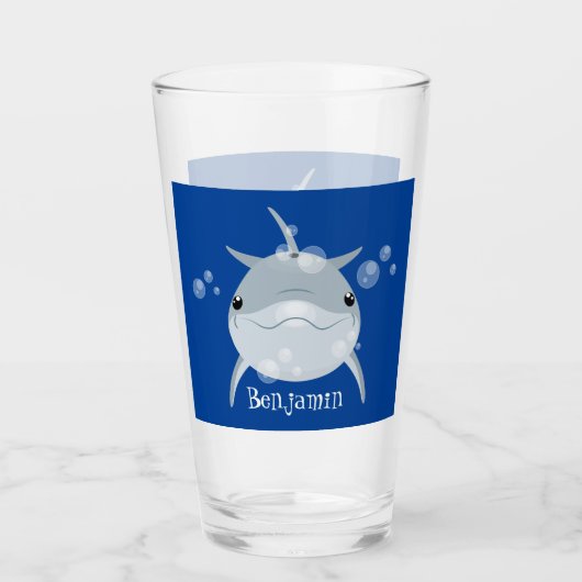 Niedlicher Happy-Kawaii-Delphin-Cartoon Glas (Vorderseite)