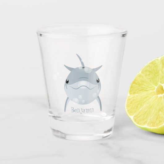 Niedlicher Happy-Kawaii-Delphin-Cartoon Schnapsglas (Vorderseite)