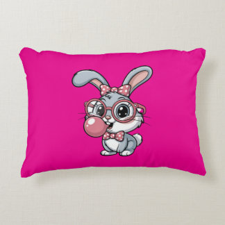 Niedlicher Hase mit Brille, der Kaugummi bläst Dekokissen