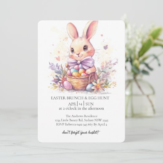 Niedlicher Hase mit dekorativen Eiern und Eierjagd Einladung (Stehend Vorderseite)