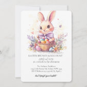 Niedlicher Hase mit dekorativen Eiern und Eierjagd Einladung (Vorderseite)