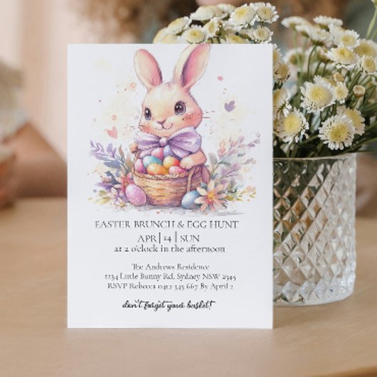 Niedlicher Hase mit dekorativen Eiern und Eierjagd Einladung