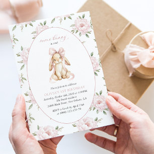 Niedlicher Hase, rosa Schleife, rosa Blumen, erste Einladung