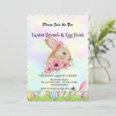 Niedlicher Hasen auf der Jagd auf Ei Happy Osterta Einladung (Stehend Vorderseite)